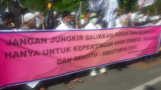 Aksi Ratusan massa dari GUIB Jatim menuntut keputusan hukum Ahok. Foto Tri Wahyudi