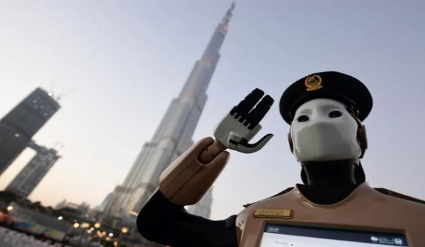 Robot polisi operasi pertama di dunia berdiri di depan Dubai Burj Khalifa, menara tertinggi di dunia pada 31 Mei 2017/Foto: AFP