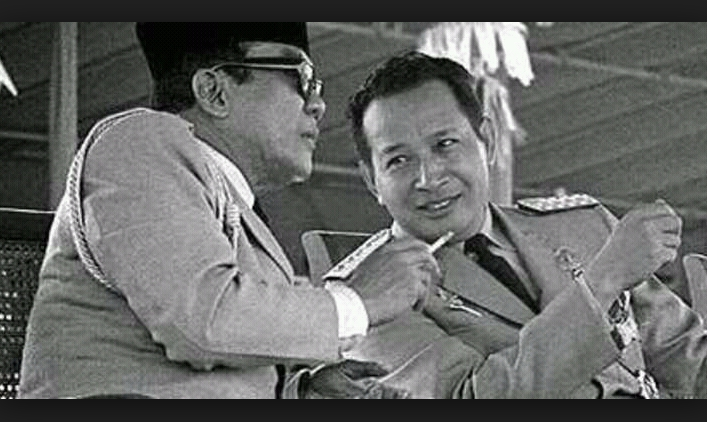 Soekarno dan Soeharto tampak sedang merokok bersama/Foto Istimewa/Nusantaranews