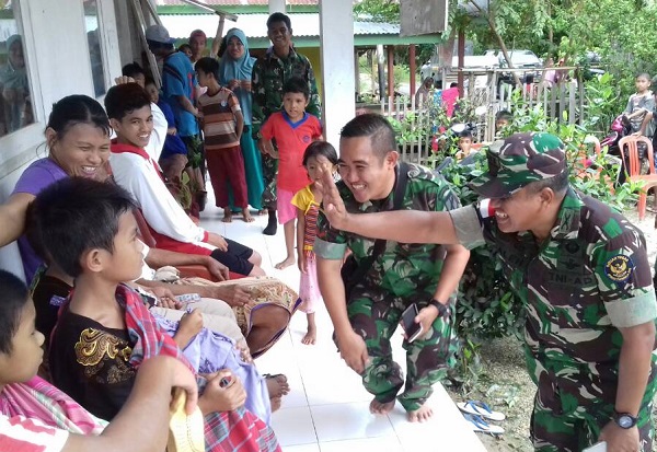 Tampak anggota TNI sedang bercanda dengan anak peserta khitanan door to door di Poso/Foto Dok. Pribadi/Nusantaranews
