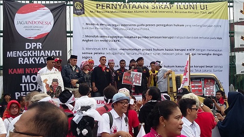 Demo Ikatan Alumni Universitas Indonesia (ILUNI UI) bersama Mahasiswa di komplek parlemen DPR RI. Foto Ucok Al Ayubbi