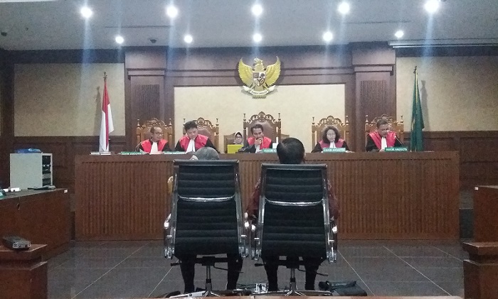 Hakim Anggota Franky Tambuwun saat sidang di Pengadilan Tipikor, Bungur, Jakarta Pusat, Kamis, (20/7/2017). Foto Restu Fadilah/ NUSANTARANEWS.CO