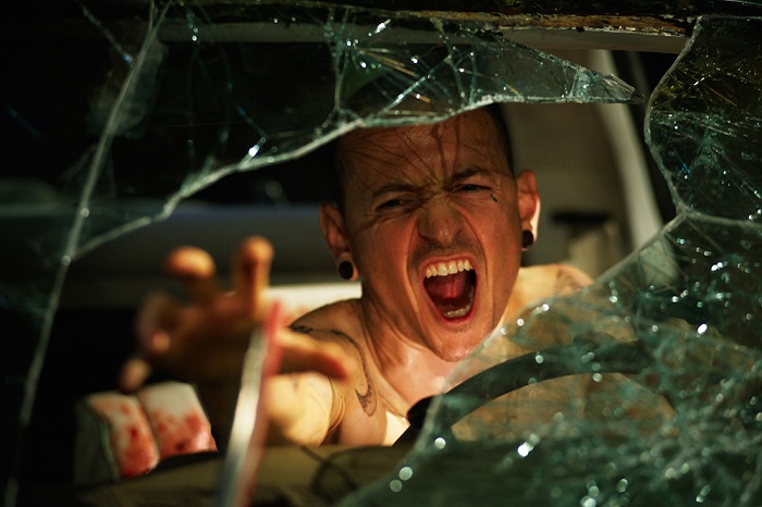 Chester Bennington saat Acting dalam clip Saw 3D (VII) Car Trap Death Scene. Foto by YouTube