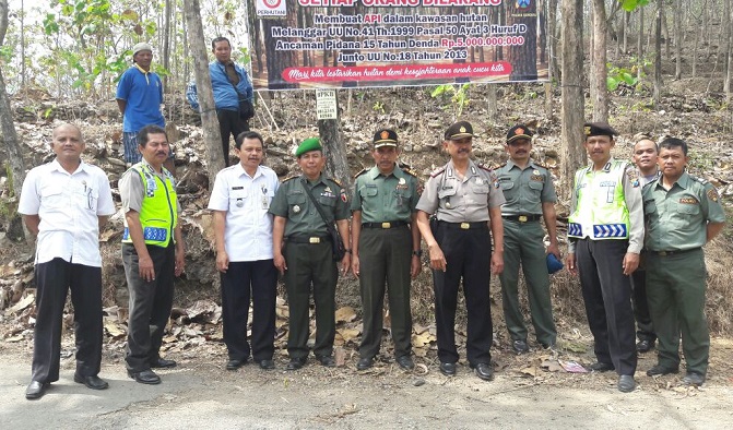Jajaran Forpimka Bungkal, Ponorogo Tilik Hutan Sosialisasikan Bahaya Pembakaran Hutan. (Foto : Muh Nurcholis)