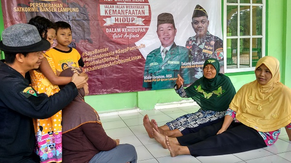 (Ilustrasi) Masyarakat Lampung di sela-sela Baksos Penyembuhan Alternatif ATS Satkorwil Banser. Foto Syuhud Tsaqafi