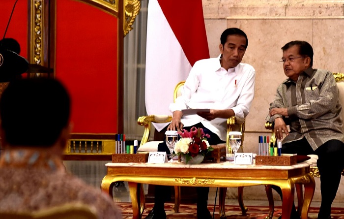 Presiden RI Joko Widodo dan Wakil Presiden Jusuf Kalla di sela-sela acara Sidang Kabinet Paripurna, di Istana Negara, Jakarta, pada Senin, 24 Juli 2017. Foto: Dok. Sekretarian Kepresidenan
