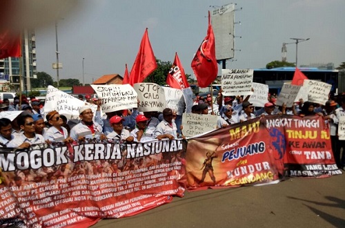 Ratusan Buruh Awak Mobil Tangki (AMT) Pertamina Tuntut Keadilan di Kemenaker. Foto: Dok. LBH Jakarta