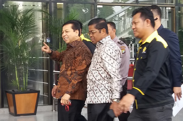Setya Novanto (batik coklat) saat ke KPK/Foto Restu Fadilah/Nusantaranews