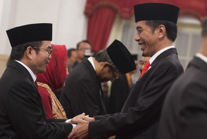 Yudi Latif bersalaman dengan Presiden Jokowi usai dilantik menjadi Kepala UKP-PIP. Foto: Dok. Tirto.id