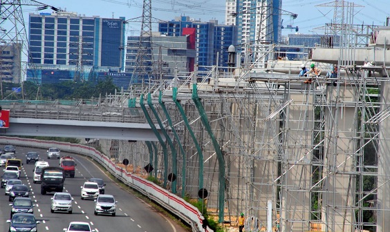Kondisi pembangunan Proyek Light Rail Transit (LRT) di samping jalan Tol Jagorawi di kawasan Cililitan, Jakarta Timur, Minggu (8/1). Foto: ANTARAFOTO/Yulius Satria Wijaya