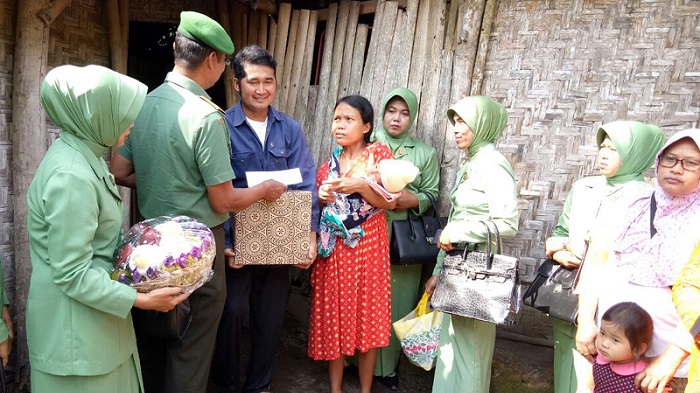 Danramil 0808/07 Ponggok Kapten Inf Nur Chamim menemui rumah Mardiyah dan menyerahkan bantuan kepada sang Balita yang tak bernasib baik itu, Minggu (20/08/17). Foto amrin08