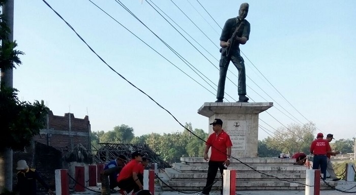 Kerjabakti membersihkan Monumen Perjuangan di Ngantru. Foto: Dim07