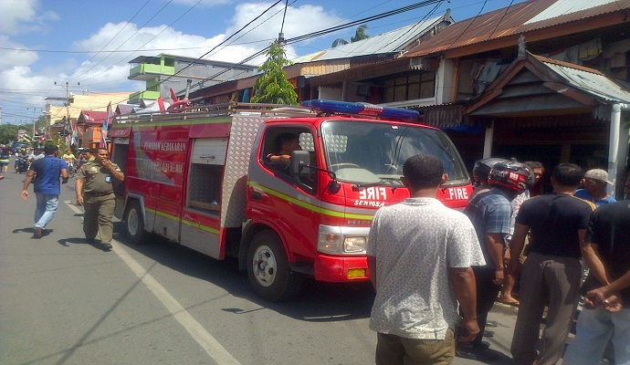 Mobil Damkar Dinas Kebakaran, Kabupaten Kepulauan Selayar berusaha memadamkan api percikan dari gas elpiji 3 kg yang meledak. (Foto: Fadly Syarif/Nusantaranews)