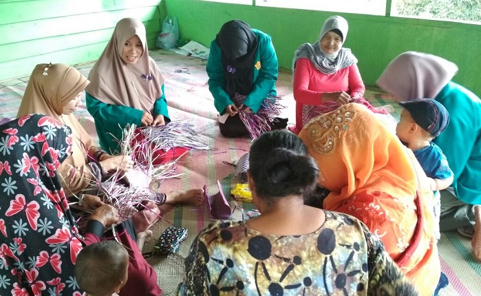 Pelatihan menganyam dan membuat kreasi bunga dari kantong plastik untuk kaum ibu-ibu oleh Mahasiswa KKN Unsyiah. Foto Najmi/ NUSANTARANEWS.CO