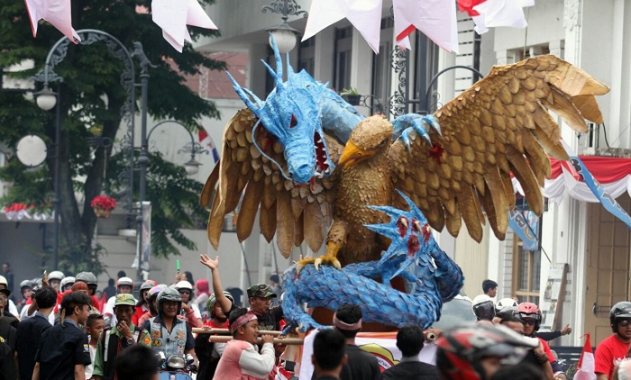 Patung Garuda Terbelit Naga dalam karnaval kemerdekaan. Foto Istimewa/Net