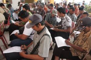 Warga mengisi blanko Survei Pelayanan Publik Kodim 0824 Dalam Penanggulangan Bencana. Foto Sis24/ NusantaraNews.co
