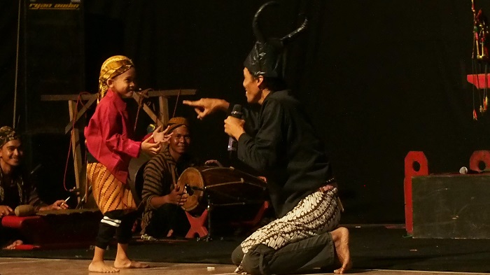Wayang Klithik Wonosoco tempil prima dalam panggung Teater Kudus di Auditorium Universitas Muria Kudus, Rabu (23/8/2017) malam. Foto Saliem Subandino/ NusantaraNews.co