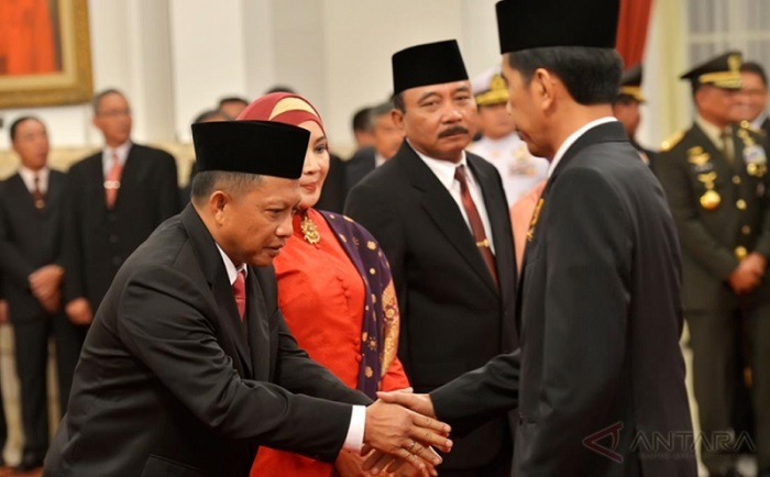 Tito Karnavian bersalaman dengan Jokowi usai dilantik jadi Kapolri. Foto: Dok. Antara