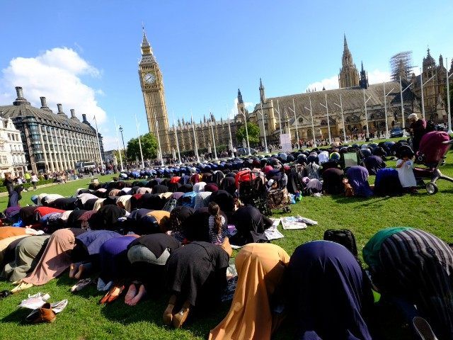 Umat Islam di London Menjalankan Shalat Jum'at/Foto via ugc.kn3/Nusantaranews