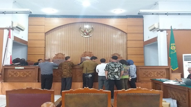 Sidang lanjutan praperadilan Setya Novanto dimulai di Pengadilan Negeri Jakarta Selatan pada Senin (25/9). Agendanya adalah penyampaian bukti dari kedua belah pihak. Untuk tim kuasa hukum Setya Novanto, diberikan kesempatan untuk melengkapi bukti-bukti yang belum diserahkan sebelumnya. (Foto: Restu Fadilah/NusantaraNews)