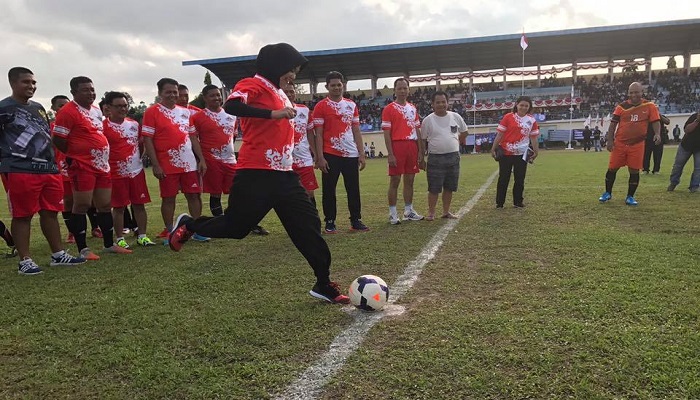 Bupati Nunukan, Asmin Laura Hafid menendang bola sebagai pertanda diresmikanya Turnamen Sepakbola TNI Cup -1. (Foto: Istimewa)