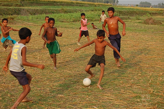 Anak-anak main bola (ilustrasi). Foto: Dok. Dagelan.co