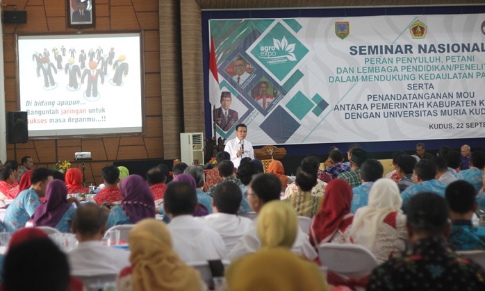 Bupati Kudus H Musthofa menyampaikan materi dalam seminar yang diselenggarakan di UMK, Jumat kemarin. Foto Dok Humas UMK/ Nusantaranews.co