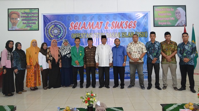 Foto bersama di sela-sela penyambutan Mahasiswa Baru STIHMA Kisaran. Foto Denny S/ NusantaraNews.co
