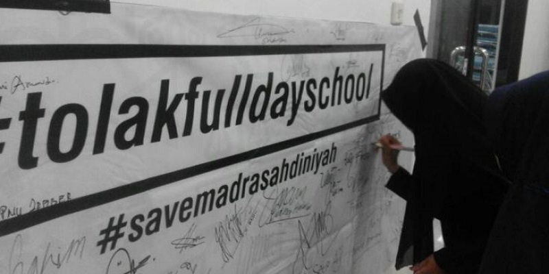 Salah satu poster penolakan full day school (FDS). (Foto: Istimewa)