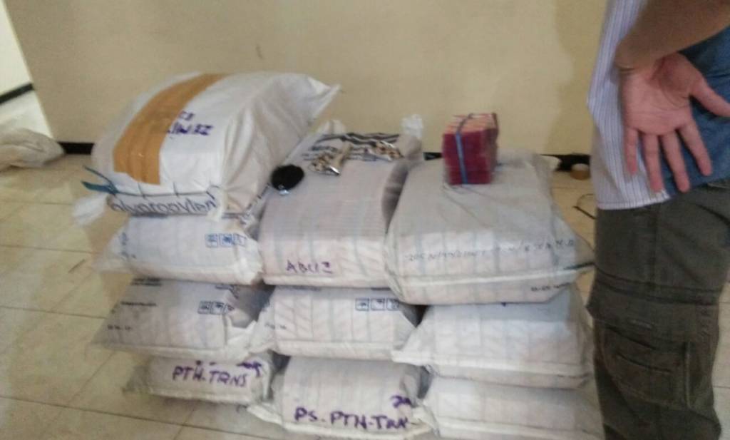 Tim Mabes Polri berhasil membongkar gudang yang diduga sebagai tempat penyimpanan paracetamol, caffein, carisoprodol atau PCC di daerah Mulyorejo Surabaya. Foto Tri Wahyudi/ NusantaraNews.co