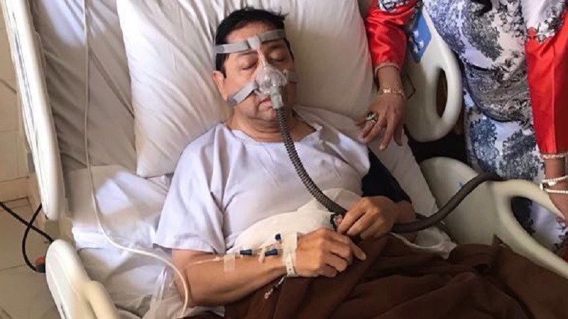 Ketua DPR RI, Setya Novanto (Setnov) tampak terbaring di RS Premier Jakarta dengan selang yang terpasang ke hidungnya adalah alat bantu untuk mengatasi sinus. Di tangannya tampak ada tasbih. (Foto: Istimewa/Andika)