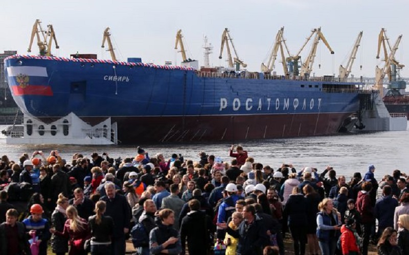 Rusia meluncurkan kapal pemecah es bertenaga nuklir terbesar di dunia untuk ditempatkan di Arktik. Peluncuran kapal dari sebuah galangan kapal Baltic Shipyard di St Petersburg disaksikan masyarakat umum. (Foto: TASS)