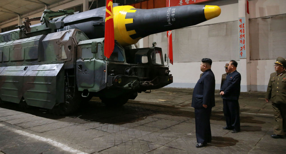 Pemimpin Korea Utara Kim Jong-un dan rudal balistiknya. (Foto: Reuters/KCNA)