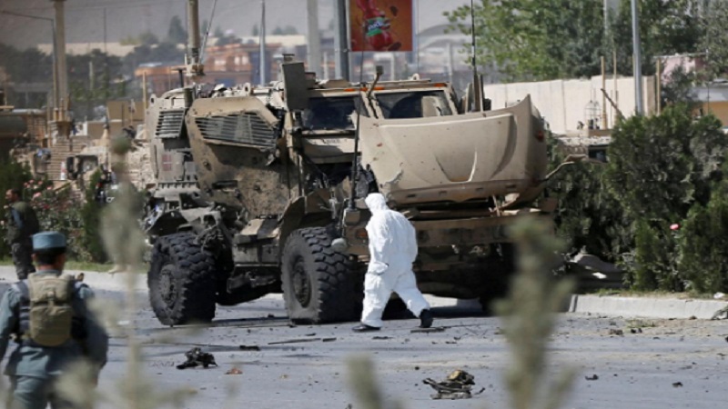 Bom Bunuh Diri Serang Konvoi NATO di Afghanistan, Warga Sipil TerlukaSeorang pejabat Afghanistan menyelidiki sebuah konvoi Denmark yang rusak di lokasi serangan bom mobil di Kabul, Afghanistan pada 24 September 2017. (Foto: Omar Sobhani/Reuters)