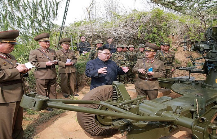 Pemimpin Korea Utara Kim Jong-un ispeksi peralatan persenjataan pasukan Korea Utara. (Foto: Rodong Sinmun)
