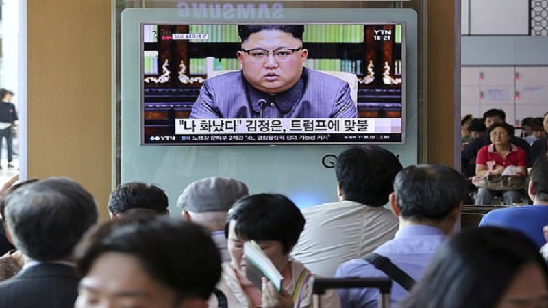 Orang-orang menonton sebuah layar TV yang menunjukkan pemimpin Korea Utara Kim Jong Un menyampaikan pernyataannya sebagai tanggapan atas pidato Donald Trump di Majelis Umum PBB di new York. (Associated Press Photo)