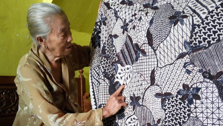 Kisah Mbah Acum, Pembatik Tulis Tradisional Tertua di Banyuwangi. (Foto Dok. Detik/Nusantaranews)