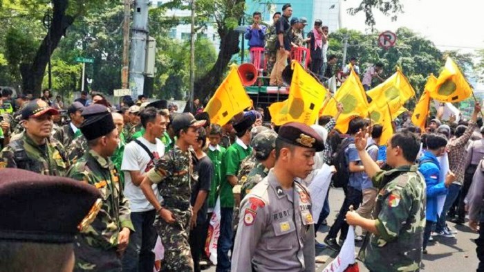 PMII, Banser, Ansor demo menolak seminar Sejarah 65 di LBH Jakarta, Sabtu (16/9/2017). Foto: DOKUMENTASI FORUM 65