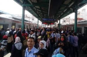 Penumpang Membludak di Stasiun Karena KRL Anjlok/Foto Andika/Nusantaranews