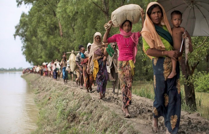Pengungsi Muslim Rohingya menuju Bangladesh setelah melintasi perbatasan Myanmar-Bangladesh. (Dan Kitwood/Getty Images)