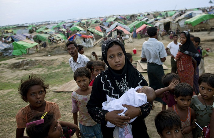 Seorang wanita menggendong anaknya di kamp pengungsian untuk warga Rohingya. (Foto: AP)