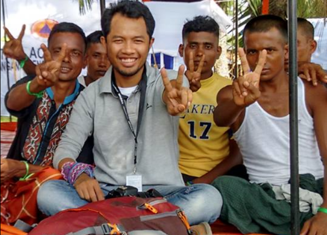 Rozali Ahmad bersama pengungsi Rohingya di Langsa, Aceh 2014 silam