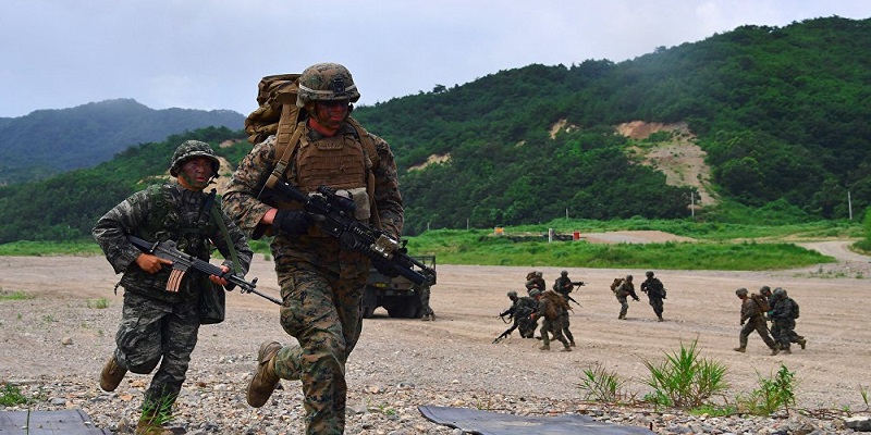 Marinir Amerika Serikat dan Korea Selatan mensimulasikan penyerangan ke kawasan musuh dalam latihan perang antar kedua negara. (Foto: AFP/Jung Yeon-Je)