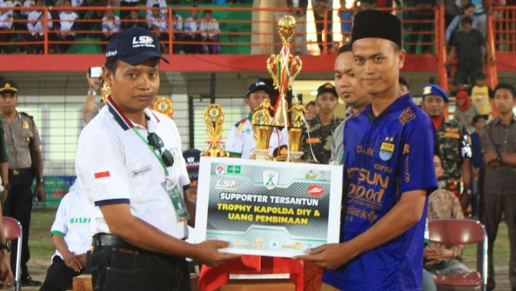Umarudin Masdar Serahkan trofi untuk suporter tersantun/Foto Dok Pribadi/Nusantaranews