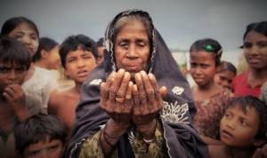 Wanita Tua Rohingya Berdoa. Foto: Dok. JustGiving