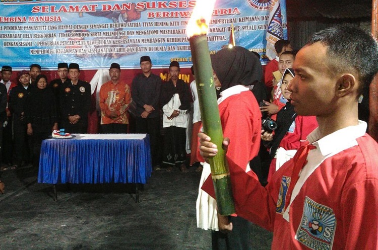 Pengesahan warga baruoleh Persaudaraan Pencak Silat OCC Pangastuti. (Foto Dok. Pribadi Nusantaranews)