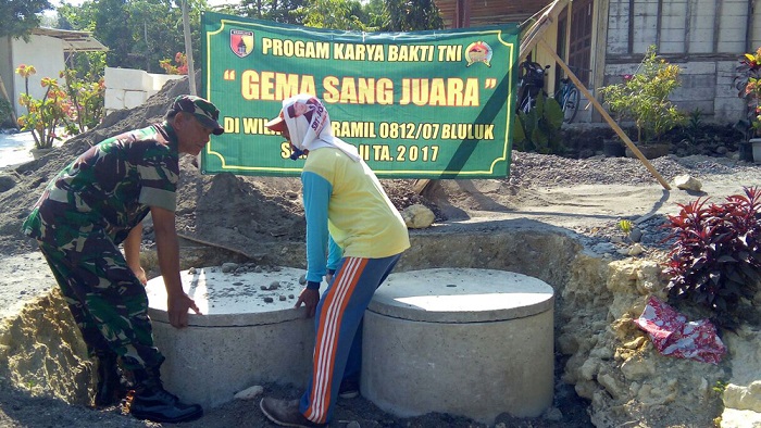 Babinsa Koramil 0812/07 Bluluk Serma Sugeng melanjutkan kegiatan program Jambanisasi (Sanitasi). Foto Penrem 082/CPYJ/Candra Yuniarti/ NusantaraNews