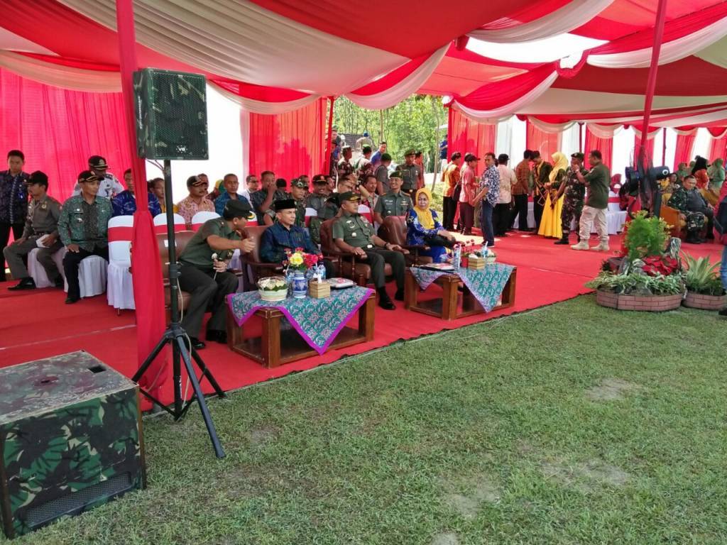 Penutupan program Tentara Manunggal Membangun Desa (TMMD) ke-100 Kodam V/Brawijaya pada Kamis 26 Oktober 2017. (Foto: Dok. Penrem/Istimewa)