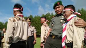 Komandan Korem 083/Bdj Kolonel Inf Bangun Nawoko bersama peserta kegiatan Satu Hari Bersama TNI di Kota Malang. (Foto: Penrem/Istimewa)