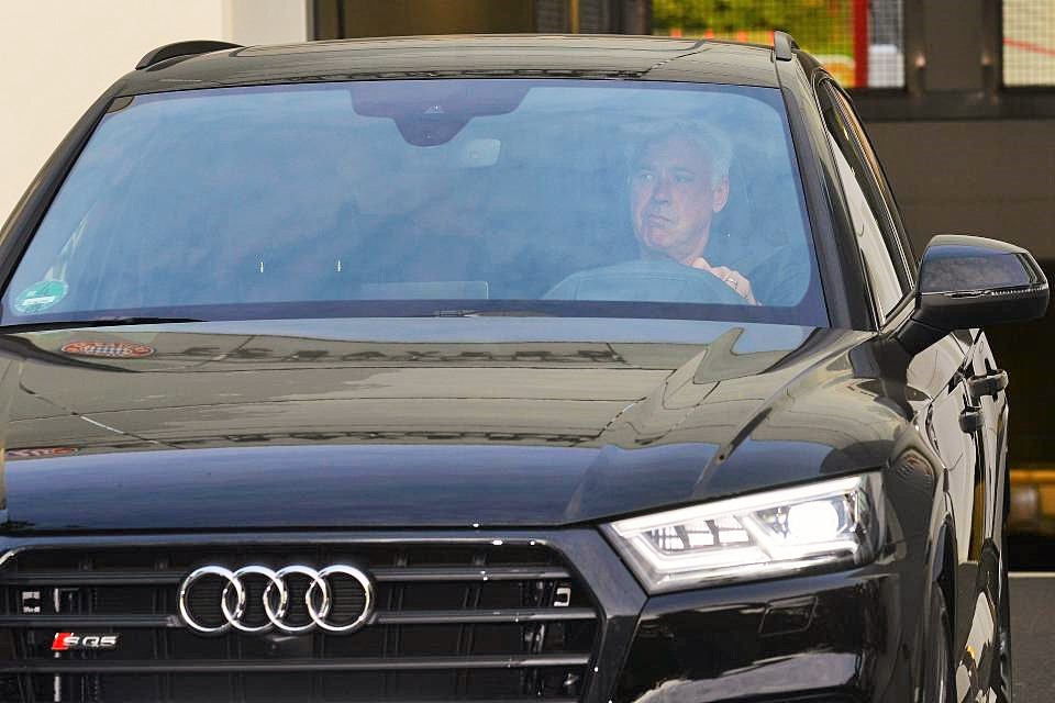 Carlo Ancelotti meninggalkan Bayern Munich sesaat setelah dipecat dari klub. (Foto: EPA)